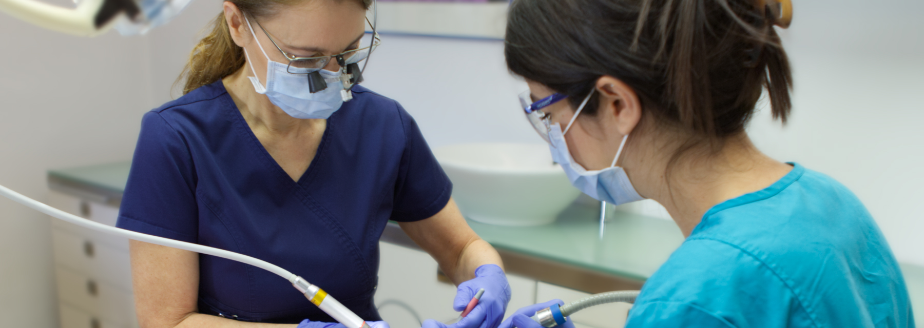 Fogorvos és asszisztens fogászati kezelést végeznek a DentalConsult rendelőben, Budapest XI. kerület